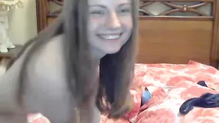 Молодая шмара ivanna20 снимает черные трусики