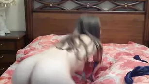 Молодая шмара ivanna20 снимает черные трусики