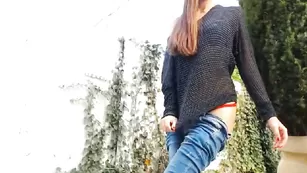 Изысканная стерва LexiWet мастурбирует на свежем воздухе