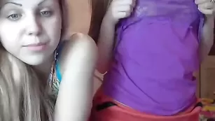 Симпатичные девки раздеваются перед камерой