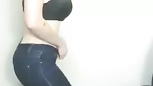 Симпатичная курва Lussiaa ласкает большие сиськи