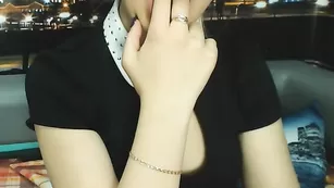 Изысканная барышня loveeless ласкает бритые отверстия