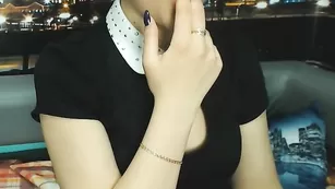 Изысканная барышня loveeless ласкает бритые отверстия