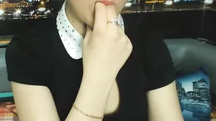 Изысканная барышня loveeless ласкает бритые отверстия