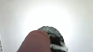 Потаскушка в маске Wax_simulacra облизывает дилдо