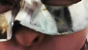 Потаскушка в маске Wax_simulacra облизывает дилдо