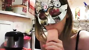 Потаскушка в маске Wax_simulacra облизывает дилдо