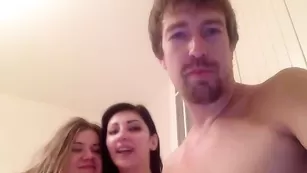 Ненасытный парень трахает нескольких сучек
