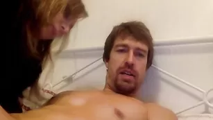 Ненасытный парень трахает нескольких сучек