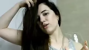 Озорная путана Mrs_jones нежно теребит письку