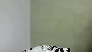 Озорная путана Mrs_jones нежно теребит письку