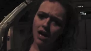 Знойная куколка NikkiEliot страстно дрочит пизду