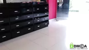Шальная брюнеточка Camsexshop эротично раздевается в магазине