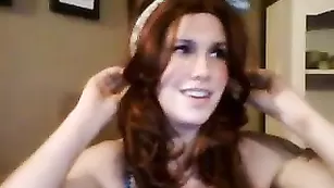 Темноволосая барышня nicobella31 показывает маленькую грудь