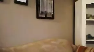 Темноволосая барышня nicobella31 показывает маленькую грудь