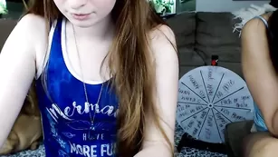 Симпатичные малышки Mermmaid позируют во фри