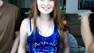 Симпатичные малышки Mermmaid позируют во фри