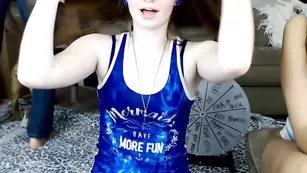 Симпатичные малышки Mermmaid позируют во фри