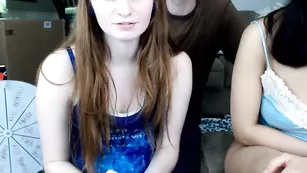 Симпатичные малышки Mermmaid позируют во фри