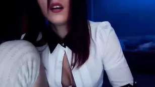 Жаркая брюнеточка Shy_jane ласково мастурбирует пизду