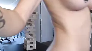 Грудастая сучка TheStellarGF мастурбирует пизду