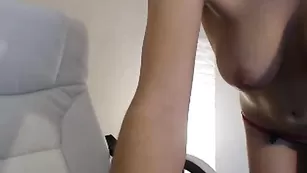 Великолепная дама Montennegro ласкает бритые отверстия