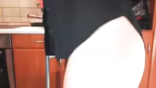 Смазливая девка Evvygold облизывает резиновый пенис