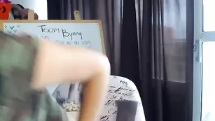 Пошлая стерва Mylittlebunny1 смачно дрочит киску