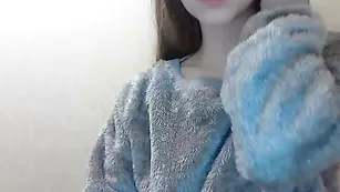 Молодая красотка Adalindobrev18 общается во фри чате