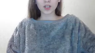 Молодая красотка Adalindobrev18 общается во фри чате