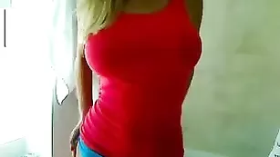 Сексуальная шалава PureDream моется в душе и дрочит пизду