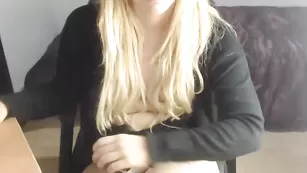 Строптивая путана Ohmysweetkitty страстно дрочит очко