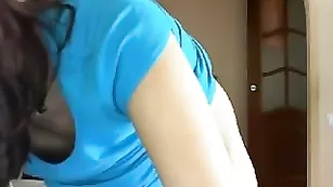 Взрослая дамочка смачно долбит анал фаллосом