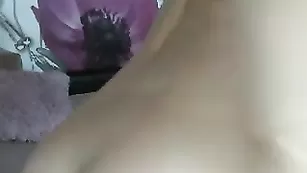 Взрослая дамочка смачно долбит анал фаллосом