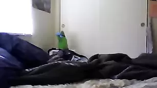 Аппетитная путана Lucyrose919 мастурбирует бритую вагину