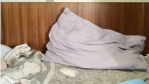 Красивая цыпочка ColdCoffe_X теребит вагину пальчиками