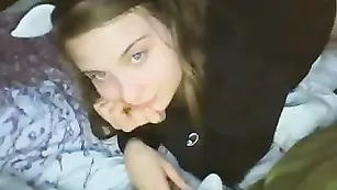 Распутная школьница Afinedayforbananafish отсасывает пенис