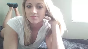 Роскошная детка Sweeterthankiwi трахает пизду фаллосом