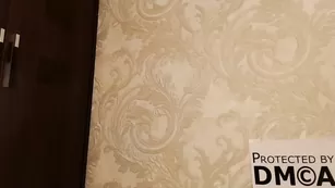 Замечательная цыпочка Sexkowka снимает обтягивающее платье