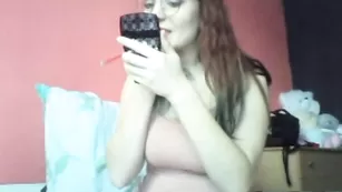 Красотка в очках Anita_Berger трахает вагину фаллосом