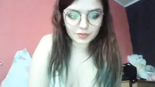 Красотка в очках Anita_Berger трахает вагину фаллосом