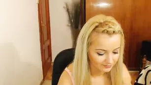 Сладкая бабенка cutecindy18 трахается секс игрушками