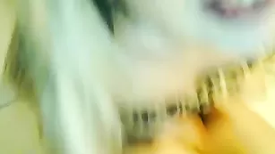 Шальная курва Aylinn28 трахает пизду страпоном