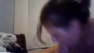 Порочная сучка ChloeLamb отсасывает пенис