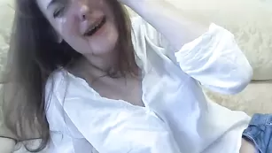 Изысканная шкура Koketochka555 трахает пизду через штаны