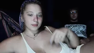 Замечательная сучка Hello_x_pussy сосет пенис и трахается