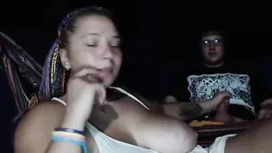 Замечательная сучка Hello_x_pussy сосет пенис и трахается