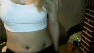 Импозантная бабенка Sarita_24 показывает татуировку