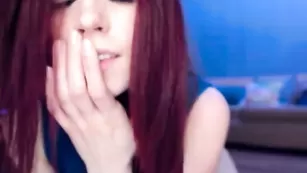 Рыжая модель Shy_jane страстно мастурбирует пизду