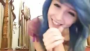 Милая девка Kitten_Sophie отсасывает пенис